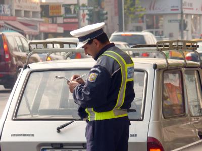 Ein Polizist schreibt im Stadtzentrum von Bukarest Falschparker auf. Wer als Autofahrer in einem EU-Ausland einen Strafzettel kassiert, muss bald damit rechnen, dass das Geld in Deutschland eingetrieben wird. (Archivbild) Bundestag billigt «Knöllchen ohne Grenzen»