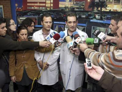 Die Ärzte Enrique Serrano (r.) und Bartolome Garcia Perez bei einer Pressekonferenz am 11. Februar 2009 nach dem Schumacher-Sturz in Cartagena. Schumacher-Ärzte