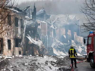 Im nordrhein-westfälischen Schieder-Schwalenberg ist eine 2000 Quadratmeter große Lagerhalle mit giftigen Flüssigkeiten in Flammen aufgegangen. Brand in Lagerhalle