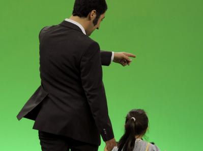 Der Bundesvorsitzende von Bündnis 90/Die Grünen, Cem Özdemir, mit seiner Tochter: Özdemir will Erzieher und Lehrer gleichstellen. (Archivbild) Özdemir mit Tochter