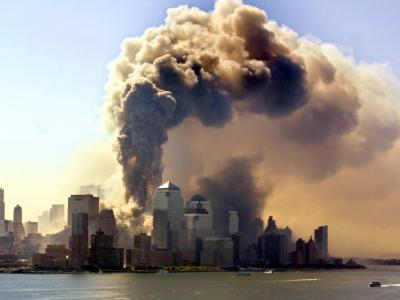 Das Archivbild vom 11.09.2001 zeigt die Südspitze von Manhattan mit den einstürzenden Türmen des World Trade Centers in New York. 11. September 2001