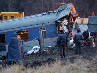 Ein zerstörter Waggon des Schnellzuges von Moskau nach St. Petersburg. Zerfetzter Waggon