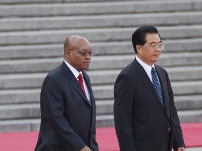 Chinas Staats- und Parteichef Hu Jintao (r) und Südafrikas Präsident Jacob Zuma wollen ihre politische und wirtschaftliche Kooperation voranbringen. Jacob Zuma und Hu Jintao