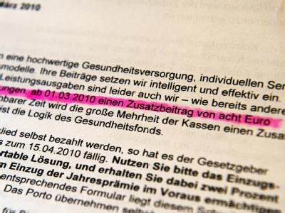 Ein Mitteilungschreiben der KKH-Allianz Versicherung mit dem Hinweis auf einen Zusatzbeitrag von acht Euro monatlich ab dem 1.3.2010. Zusatzbeitrag
