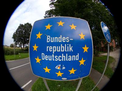 Vor einem Jahr herrschte Aufregung, als die Dänen kurzfristig wieder ihre Grenzen kontrollierten. Auch die Bundesregierung reagierte empört. Nun wollen Berlin und Paris ebenfalls Kontrollen zulassen. Foto: Friso Gentsch/Archiv Grenze zur Bundesrepublik