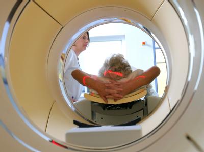 Teure Medizin: Untersuchung mit einem Computer-Tomographen (Archiv). Computertomograph